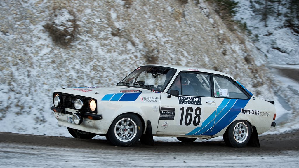Henrik Bjerregaard og Kristian Flensbak Jørgensen runder et af de glatte sving på ZR 11 i Provence
(Foto: Viggo Johansen, rallypics.dk)
